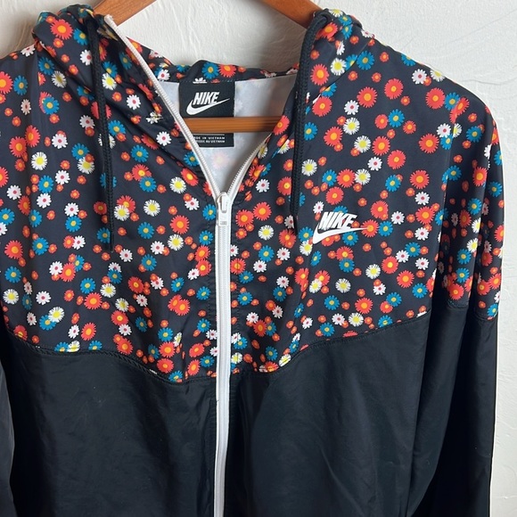 Nike Hooded Wind Breaker - Picture 2 of 3